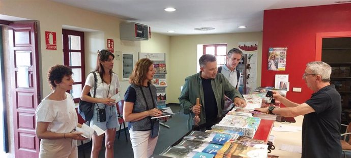 El portavoz del Grupo Municipal Popular en el Ayuntamiento de Logroño, Conrado Escobar, junto con varios concejales del grupo, en el Camino de Santiago a su paso por la ciudad.