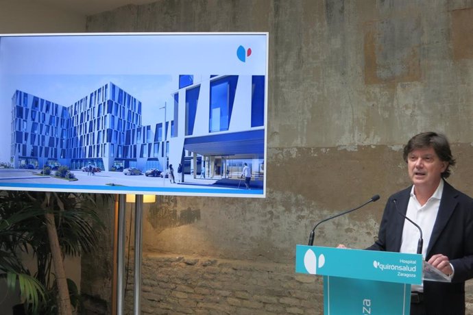 El gerente de los Hospitales Quirónsalud Zaragoza, Miguel Ángel Eguizábal, muestra cómo será la fachada del futuro hospital que van a construir en Zaragoza.
