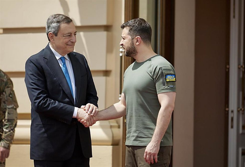 Archivo - El presidente ucraniano, Volodimir Zelenski, junto al primer ministro italiano, Mario Draghi.