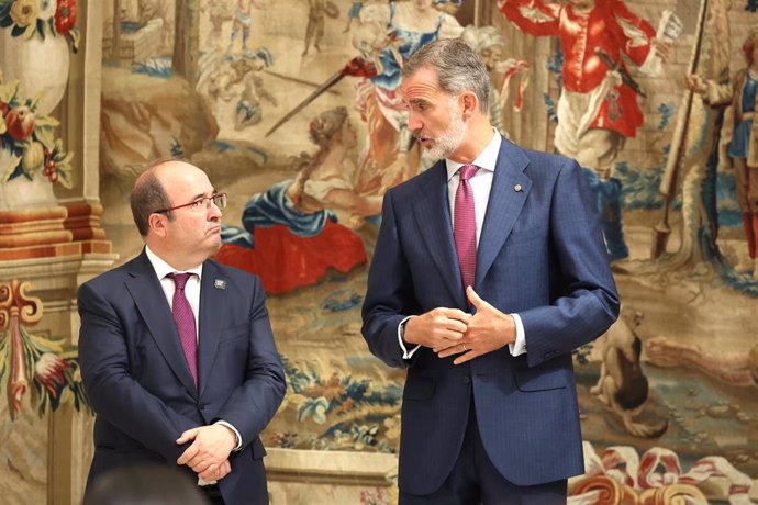 (I-D) El ministro de Cultura y Deporte, Miquel Iceta, y el Rey Felipe durante la entrega de los Premios Nacionales del Deporte 2019 y el Premio Nacional del Deporte Extraordinario 2020 celebrados en el Palacio Real de El Pardo, a 18 de julio de 2022, en