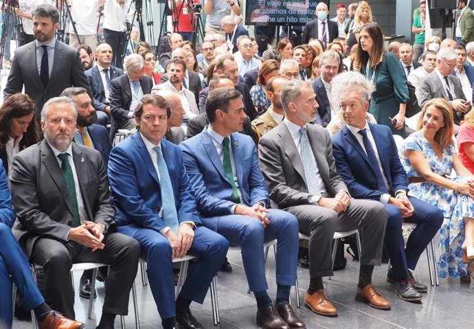 Carlos Pollán (I); Mañueco, Sánchez, el Rey Felipe VI y Ánder Gil en el acto de inauguración de la alta velocidad a Burgos.