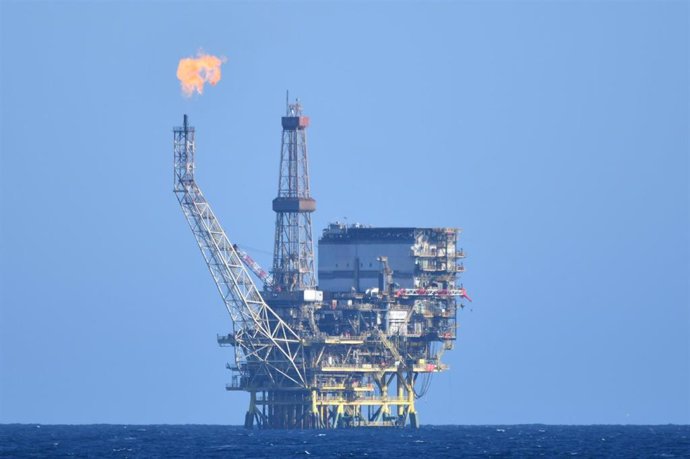 Archivo - Una plataforma de gas y petróleo frente a la costa de Libia en el Mediterráneo Central en la zona de Bahr Essalam Gas Field y Bouri Oilfiield, a 25 de febrero de 2022, en Libia.  Estás plataformas de Gas Natural conectan el suministro energéti