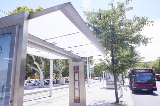 Detalle de una parada de autobús, a 21 de junio de 2022 en Sevilla