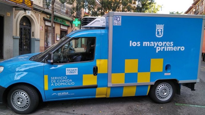 Archivo - Reparto de comida a docimilio para personas mayores por parte de Samur Social.