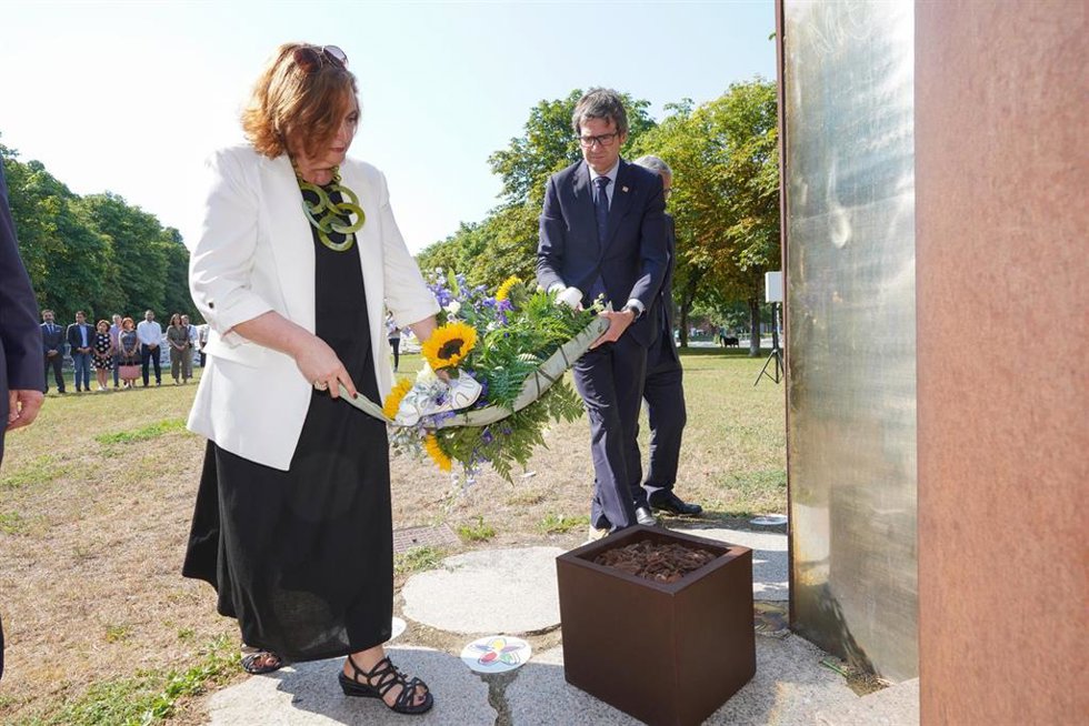 La directora de la Fundación Miguel Ángel Blanco, Cristina Cuesta y el alcalde de Vitoria (PBV), Gorka Urtaran, colocan un ramo de flores durante la ofrenda floral en Memoria del concejal del PP de Ermua Miguel Ángel Blanco, a 21 de julio de 2022, Vitor