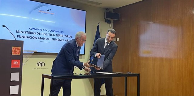 Firma del convenio entre el Ministerio de Política Territorial y la Fundación para Estudios Parlamentarios y del Estado Autonómico Manuel Giménez Abad.