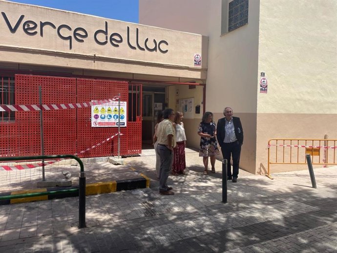 El conseller de Educación y Formación Profesional, Martí March, durante la visita CEIP Verge de Lluc de Palma.