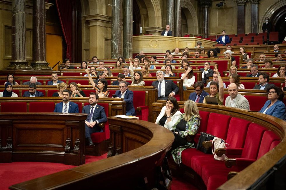 El Parlament aprueba la ley de garantía de cajeros en municipios y barrios, durante una sesión plenaria, en el Parlament de Cataluña, a 29 de junio de 2022, en Barcelona, Catalunya (España). El pleno del Parlament, que comenzó ayer 28 de junio, se reanu