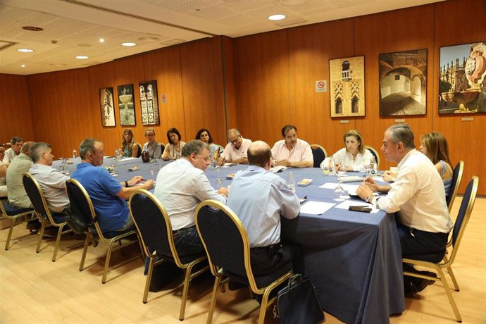 Reunión de José Luis Sanz con más de una decena de entidades vecinales y de comerciantes del Casco Antiguo y Triana, en un céntrico hotel, para abordar el 'Plan Respira' de tráfico.