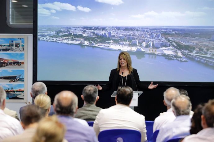 La presidenta del Puerto de Huelva, Pilar Miranda, en la presenentación del proyecto de remodelación del nuevo Muelle de Levante ante inversores, empresarios, administraciones, colegios profesionales y colectivos ciudadanos.