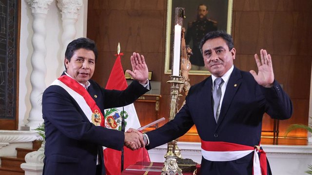 El presidente de Perú, Pedro Castillo, toma juramento a su nuevo ministro del Interior, Willy Huerta.