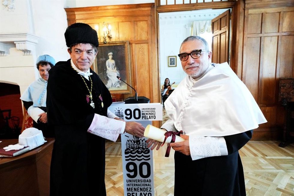 El artista Jaume Plensa (dcha) recibe de manos del rector de la Universidad Internacional Menéndez Pelayo (UIMP), Carlos Andradas, el nombramiento de doctor honoris causa