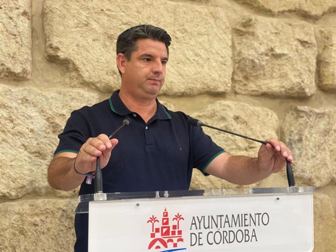El portavoz de IU en el Ayuntamiento cordobés, Pedro García, en rueda de prensa.