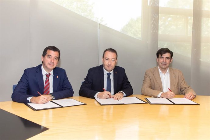 Mikel Irujo, consejero de Desarrollo Económico y Empresarial; Ramón Gonzalo, rector de la Universidad Pública de Navarra; e Ignacio Ugalde, presidente ANEL