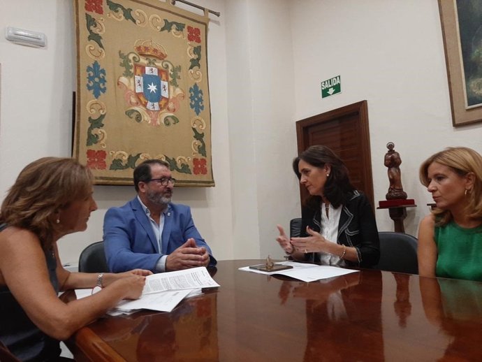 Juan Ávila se reúne con Susana Cayuelas y María del Mar Rull en el Ayuntamiento de Carmona.