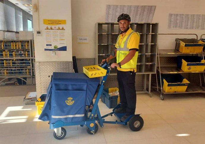 Correos inicia una prueba piloto en Málaga con carros de reparto asistidos para facilitar la distribución