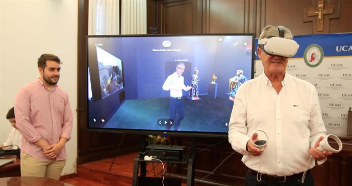 Carlos Valcárcel, Presidente De La Archicofradía De La Sangre, Realizando La Visita Virtual Junto A Miguel Alcaraz, Estudiante Que Ha Realizado El Proyecto