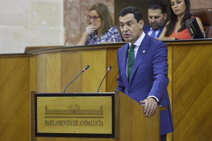 El presidente en funciones de la Junta de Andalucía, Juanma Moreno, realiza la réplica a la portavoz del grupo parlamentario Por Andalucía, Inmaculada Nieto, durante la segunda jornada del debate de investidura del presidente de la Junta de Andalucía de