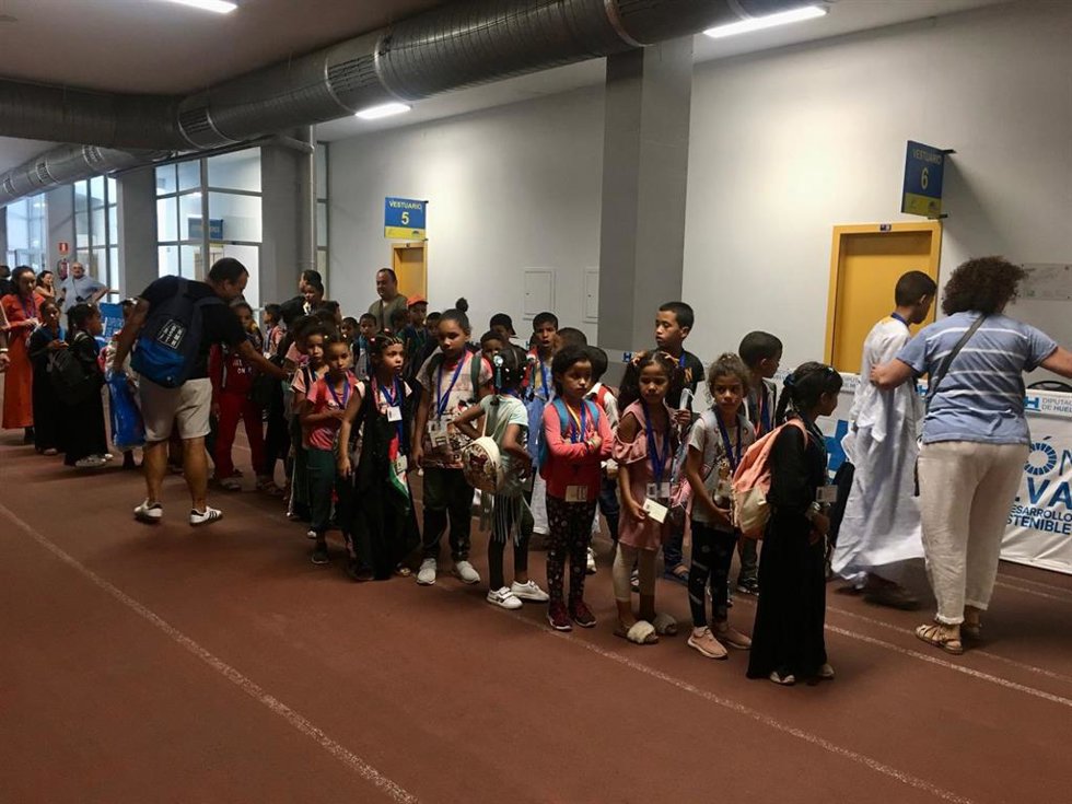 Llegada a Huelva de los 75 niños saharauis.