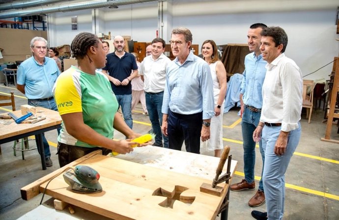 El presidente del PP, Alberto Núñez Feijóo, (centro), visita junto al presidente del PPCV, Carlos Mazón (d), el Centro Mambré de Valncia