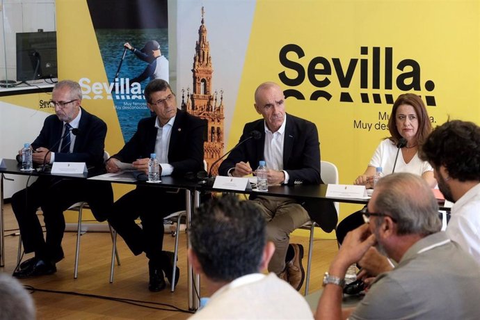 Reunión del alcalde con diversos sectores para abordar la Agenda Urbana 2030, en foto de archivo.