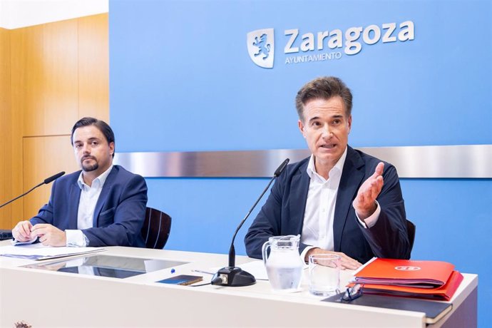 De izquierda a derecha, el coordinador de la asesoría jurídica gratuita frente a la okupación ilegal del Colegio Oficial de Abogados de Zaragoza (REICAZ), Alberto Peiró y el consejero municipal de Urbanismo y Equipamientos, Víctor Serrano.