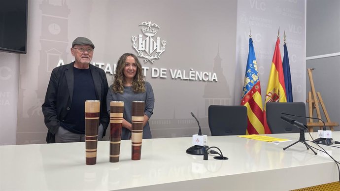 La concejala de Patirmonio, Glria Tello, y el artista Nacho Lavernia presentan los Premios al Mérito Cultural 'Ciutat de Valncia'