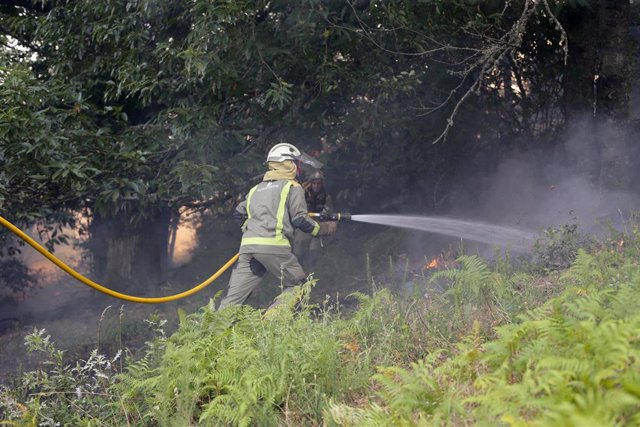 Varios bomberos trabajan en la extinción del fuego de Folgoso do Courel, a 20 de julio de 2022, en Folgoso do Courel, Lugo, Galicia (España). La Consellería de Medio Rural ha elevado a más 1.400 los desalojados por incendios en 80 núcleos en los fuegos qu