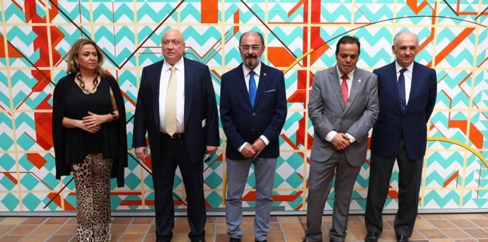 La consejera de Presidencia de Aragón, Mayte Pérez, el presidente de la CCAA, Javier Lambán, el presidente de Forestalia, Fernando Samper, el presidente de Bruc, Juan Béjar, y el alcalde de Andorra, Antonio Amador, dan a conocer los nuevos proyectos.