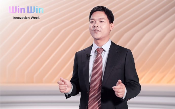 Chen Xuejun delivering the keynote speech