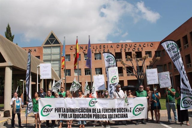 CSIF protesta ante Conselleria de Educación