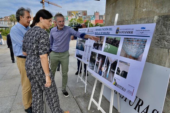 La alcaldesa de Santander, Gema Igual, y el presidente de la APS, Francisco Martín