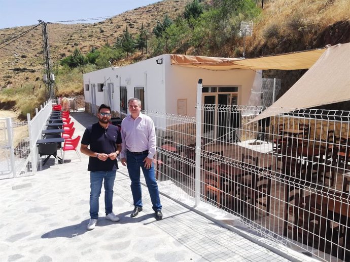 José Luis Delgado visita el bar-piscina de Sierro (Almería)