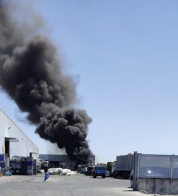 Columna de humo generada por el incendio en la planta de reciclaje.