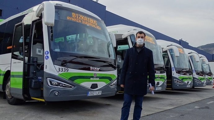 Archivo - El diputado vizcaíno de Transportes y Movilidad Sostenible, Miguel Ángel Gómez Viar, junto a unidades de Bizkaibus