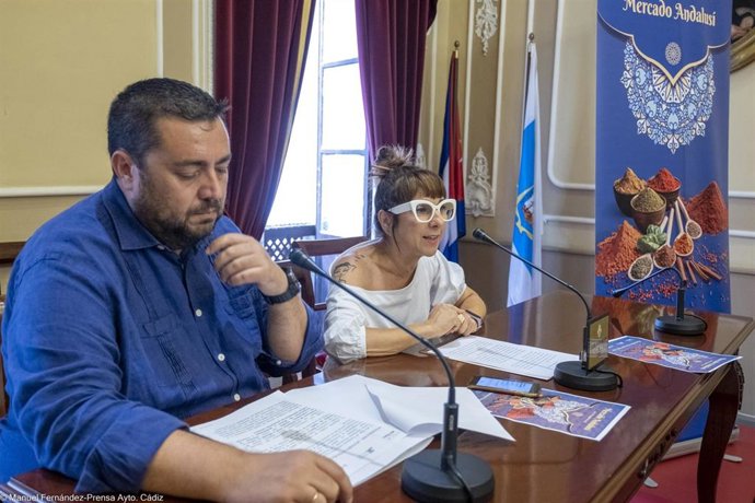 La concejala de Comercio y Artesanía, Montemayor Mures, y el diputado provincial de Desarrollo de la Ciudadanía y vicepresidente de Ifeca, Jaime Armario en la presentación de la XXIII edición del Mercado Andalusí