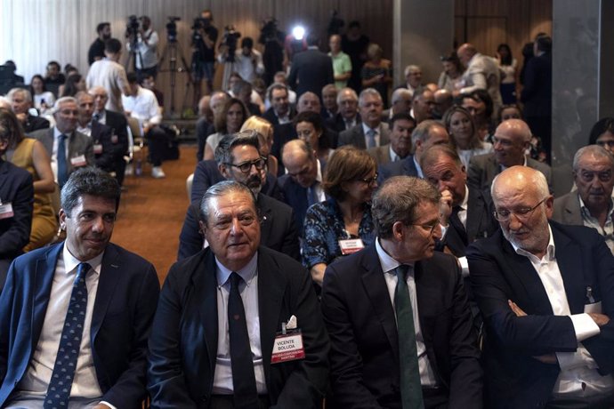 (I-D) El presidente de la Diputación de Alicante, Carlos Mazón; el presidente de la Asociación Valenciana de Empresarios (AVE), Vicente Boluda; el presidente del Partido Popular, Alberto Núñez Feijóo, y el presidente de Mercadona, Juan Roig, juntos en e