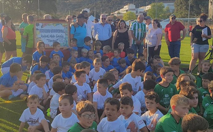 Villalobos comprueba el proyecto de instalación de césped artificial en el campo de fútbol de San Nicolás, financiado por la Diputación.