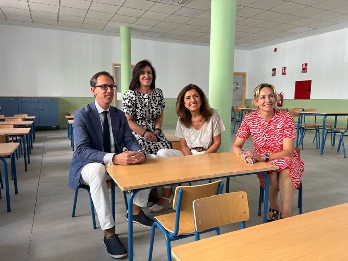 Autoridades en la visita al CEIP Manuel Cano Damián de Pozoblanco.