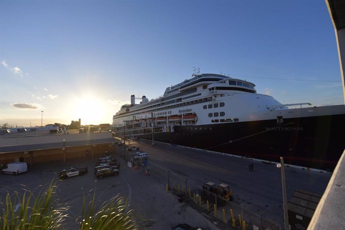 Archivo - Crucero amarrado en puerto