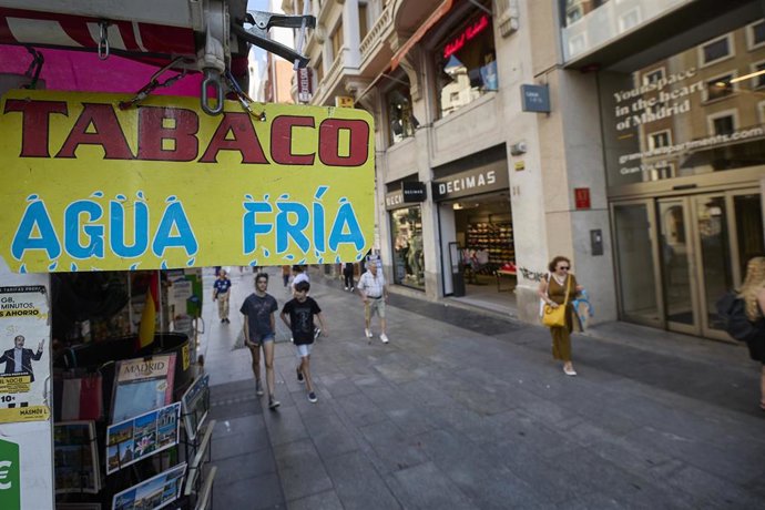 Varias personas pasean por la Gran Vía de Madrid 