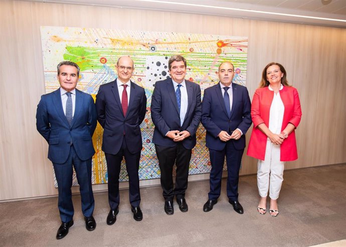 Foto de familia de la firma del primer plan de pensiones de empleo significado entre ATA y CaixaBank.