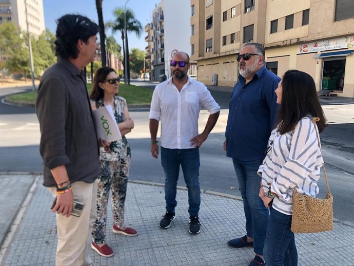 El portavoz Vox en el Ayuntamiento de Huelva, Wenceslao Font, con vecinos de la calle Tharsis.