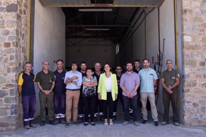 La presidenta del Gobierno de La Rioja, Concha Andreu, ha visitado esta tarde a los bomberos forestales y los agentes forestales del centro comarcal de San Román de Cameros, a quienes ha agradecido su labor