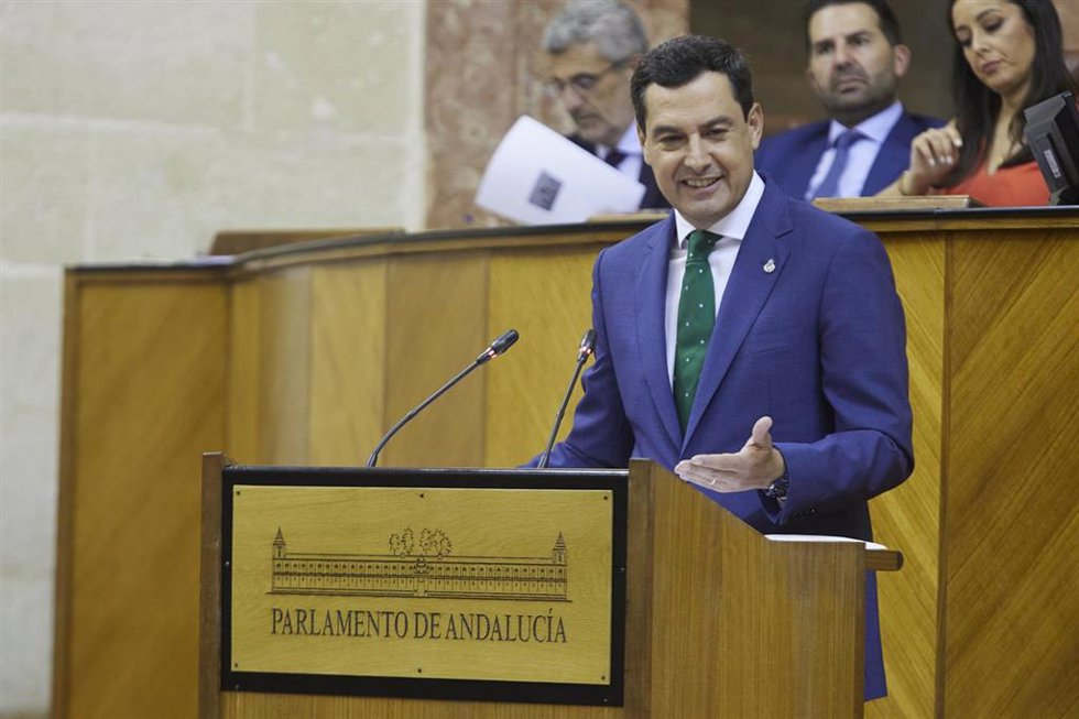 El presidente en funciones de la Junta de Andalucía, Juanma Moreno, realiza la réplica al portavoz del grupo parlamentario Socialista, Juan Espadas, durante la segunda jornada del debate de investidura del presidente de la Junta de Andalucía de la XII l