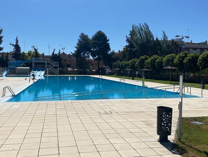 Requena cierra la piscina para desinfectarla al hallarse restos de heces en el agua