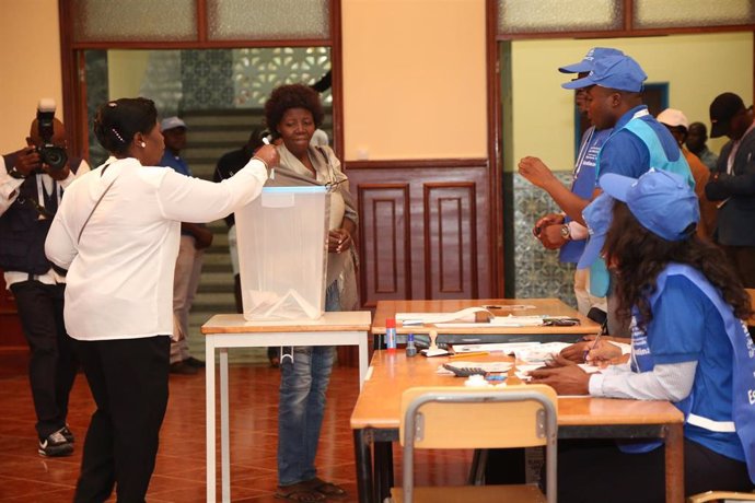 Archivo - Varias personas acuden a votar en las elecciones de Angola de 2017.