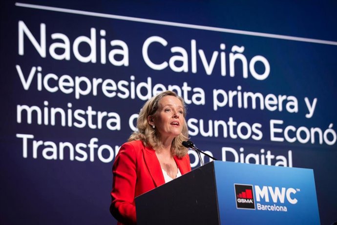 La vicepresidenta primera y ministra de Asuntos Económicos y Transformación Digital, Nadia Calviño, interviene durante la firma de un acuerdo para celebrar el Mobile World Congress (MWC) hasta 2030 en Barcelona, en la Fira de Barcelona.