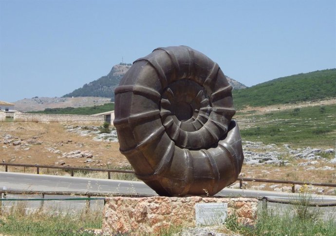 Archivo - Escultura de 'ammonites' ubicada en el Geoparque de las Sierras Subbéticas.
