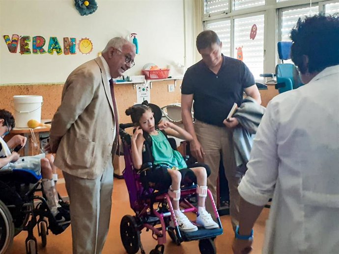 Uruñuela, en su visita al CEE Marqués de Vallejo